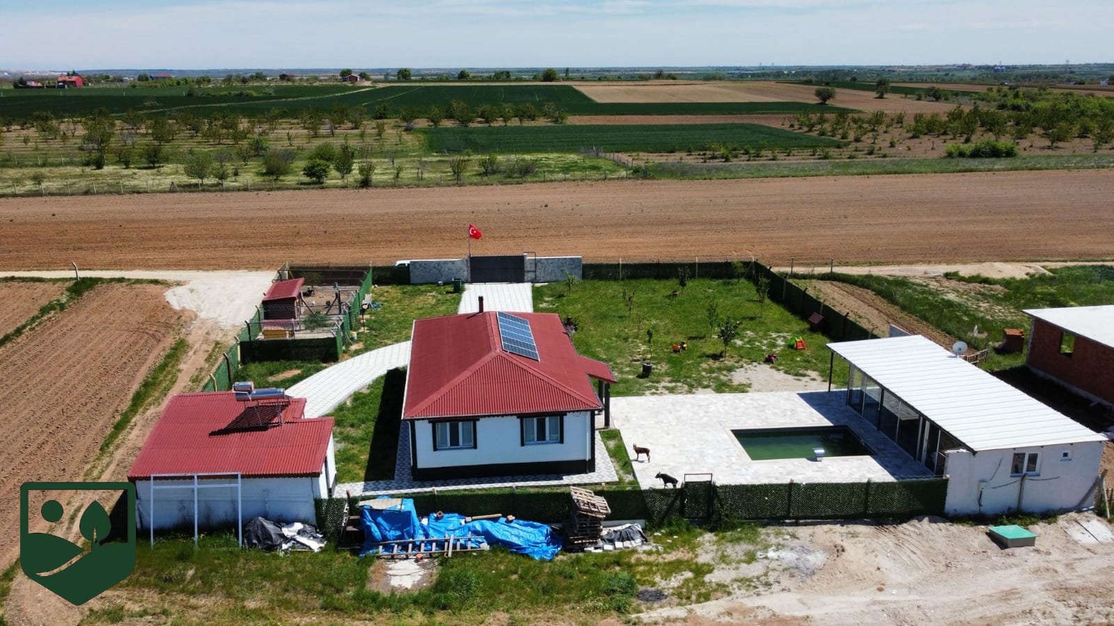 Kırklareli-Merkez-Karahıdır köyü 8 dönüm arsa içinde fulll yapılı havuzlu ev